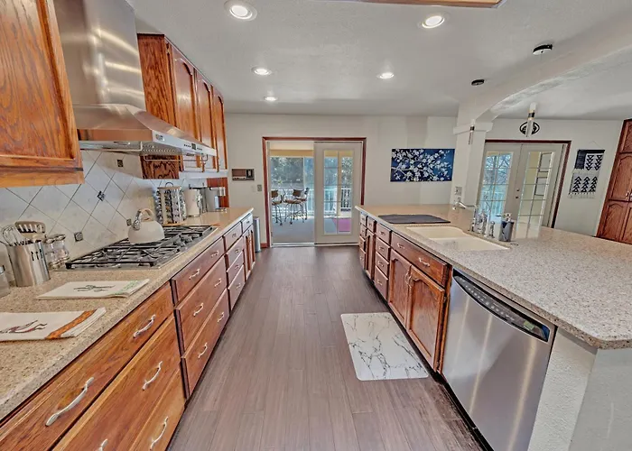 New! Huge Game Room, Hikeable, Red Rock View, Fireplace, Ping Pong, Yoga, Golf Course, Pickle Ball! Casa vacanze Sedona