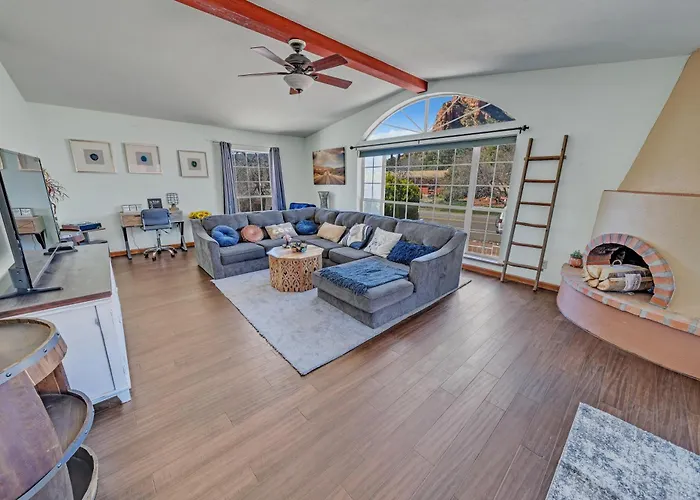 New! Huge Game Room, Hikeable, Red Rock View, Fireplace, Ping Pong, Yoga, Golf Course, Pickle Ball! Casa vacanze Sedona