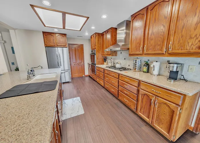 New! Huge Game Room, Hikeable, Red Rock View, Fireplace, Ping Pong, Yoga, Golf Course, Pickle Ball! Casa vacanze