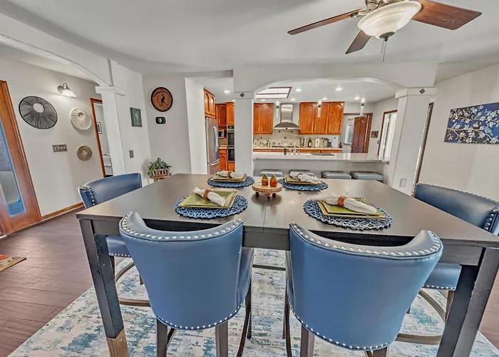 New! Huge Game Room, Hikeable, Red Rock View, Fireplace, Ping Pong, Yoga, Golf Course, Pickle Ball!
