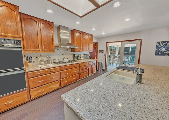 New! Huge Game Room, Hikeable, Red Rock View, Fireplace, Ping Pong, Yoga, Golf Course, Pickle Ball! Casa vacanze