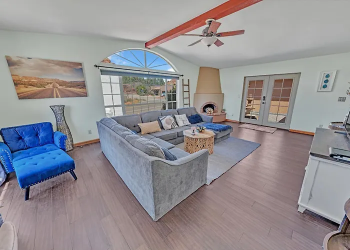 New! Huge Game Room, Hikeable, Red Rock View, Fireplace, Ping Pong, Yoga, Golf Course, Pickle Ball!