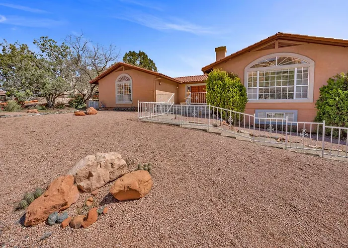 New! Huge Game Room, Hikeable, Red Rock View, Fireplace, Ping Pong, Yoga, Golf Course, Pickle Ball!