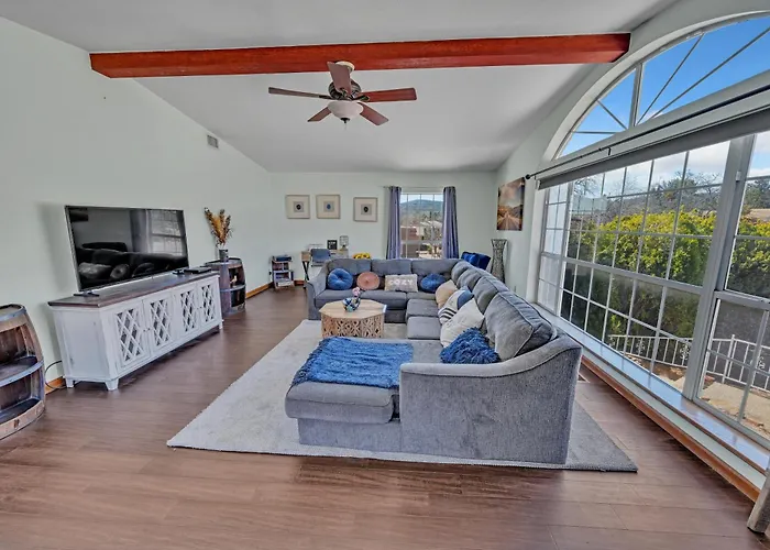 New! Huge Game Room, Hikeable, Red Rock View, Fireplace, Ping Pong, Yoga, Golf Course, Pickle Ball! Casa vacanze *