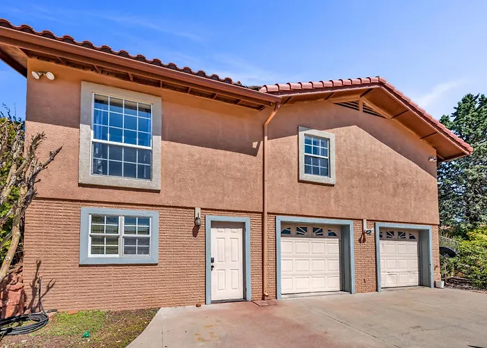 Casa vacanze New! Huge Game Room, Hikeable, Red Rock View, Fireplace, Ping Pong, Yoga, Golf Course, Pickle Ball! *