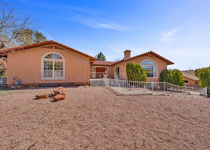 New! Huge Game Room, Hikeable, Red Rock View, Fireplace, Ping Pong, Yoga, Golf Course, Pickle Ball! *