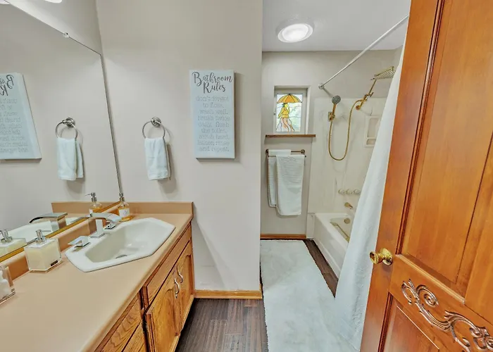New! Huge Game Room, Hikeable, Red Rock View, Fireplace, Ping Pong, Yoga, Golf Course, Pickle Ball! Sedona