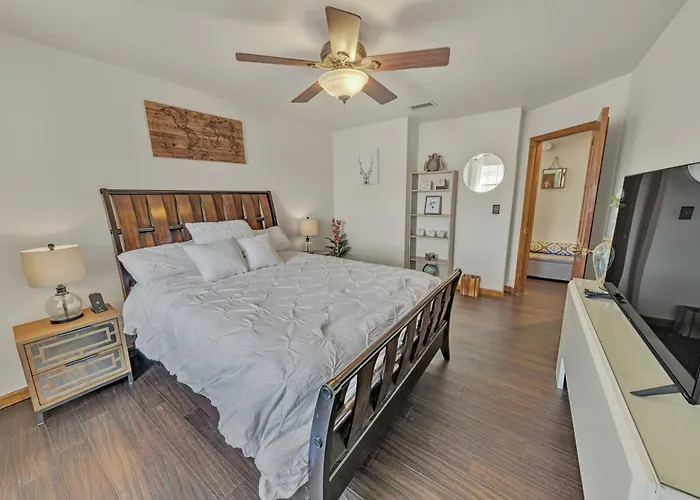 New! Huge Game Room, Hikeable, Red Rock View, Fireplace, Ping Pong, Yoga, Golf Course, Pickle Ball!