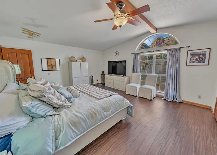 New! Huge Game Room, Hikeable, Red Rock View, Fireplace, Ping Pong, Yoga, Golf Course, Pickle Ball! Casa vacanze