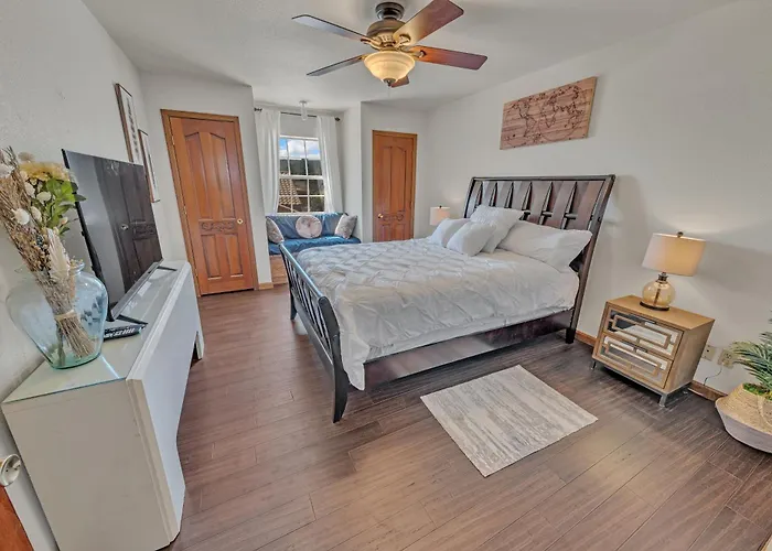 New! Huge Game Room, Hikeable, Red Rock View, Fireplace, Ping Pong, Yoga, Golf Course, Pickle Ball!