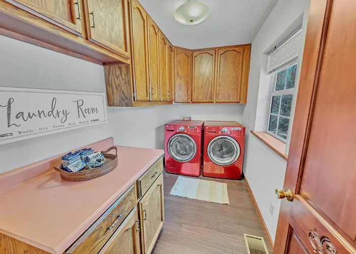 New! Huge Game Room, Hikeable, Red Rock View, Fireplace, Ping Pong, Yoga, Golf Course, Pickle Ball! *