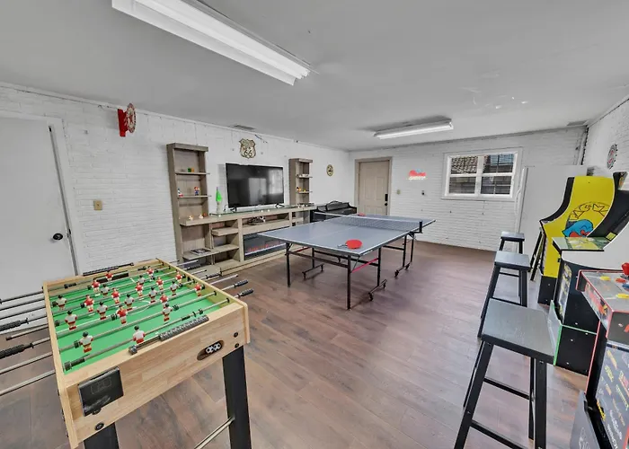 New! Huge Game Room, Hikeable, Red Rock View, Fireplace, Ping Pong, Yoga, Golf Course, Pickle Ball! Casa vacanze *