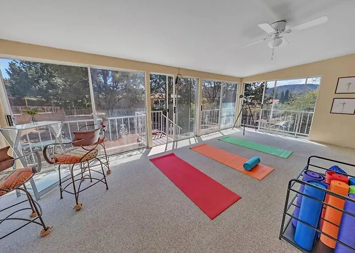 Casa vacanze New! Huge Game Room, Hikeable, Red Rock View, Fireplace, Ping Pong, Yoga, Golf Course, Pickle Ball!